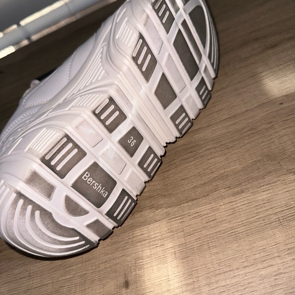 Beeshka x Hello Kitty Chunky Y2K Platform Sneakers - Picture 4 of 4